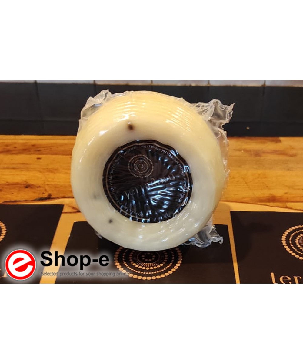 1 kg fresh cheese with black pepper